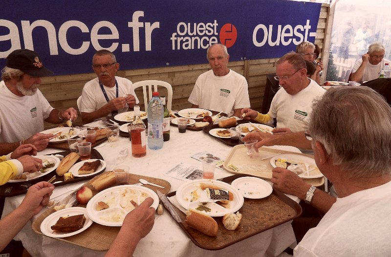 2011-08-26 19 Rando Plouay Tous a table.jpg